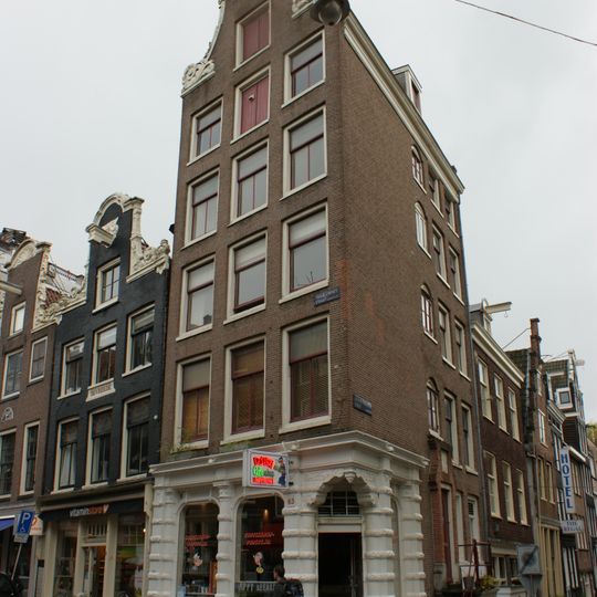 Hoekhuis met ingezwenkte halsgevel waarvan de afdekking is verdwenen