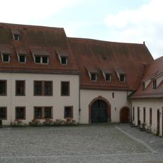 Einzeldenkmal der Sachgesamtheit Kloster mit Stiftskirche und Schlossanlage mit Schlosspark: Torhaus mit Kapelle (äußeres Tor des ehemaligen Klosters, siehe Sachgesamtheitsliste - Obj. 09235420) Markt 9