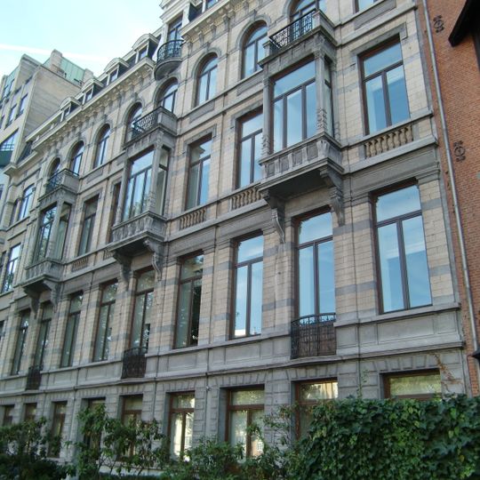 Drie gebouwen met een enige gevel en rode beuk in de tuin van n° 165