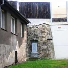 Kříž ve dvoře domu v Převozní ulici v Neštědicích