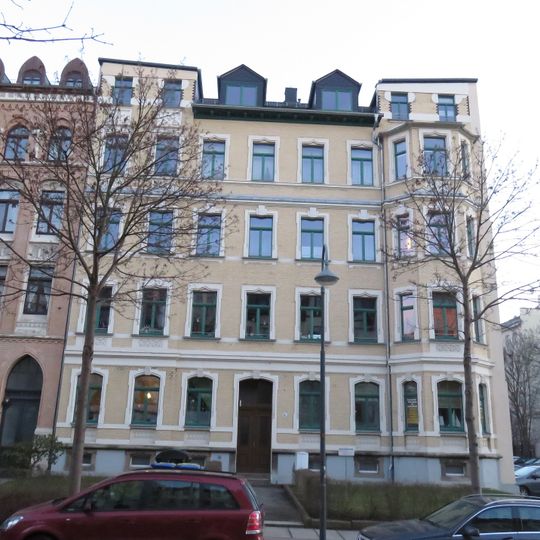 Mietshaus in ehemals geschlossener Bebauung mit Vorgarten Weststraße 61