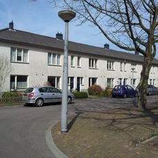 Woningen in rationalistische stijl, gebouwd met voor die tijd nieuw systeem met betonblokken