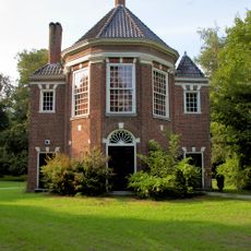 Op het landgoed Oostduin een achtkant tuinhuis van twee verdiepingen