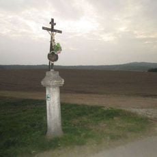 Kříž jižně od Albrechtic na rozcestí