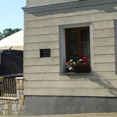 Pamětní deska Jaroslava Haška na hostinci U České koruny v Lipnici nad Sázavou