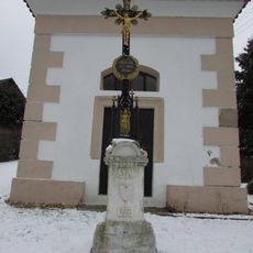 Kříž před kaplí v  Popelištné