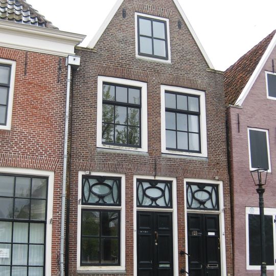 Pand onder zadeldak tegen gewijzigde puntgevel