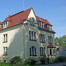 Fabrikantenvilla und Gedenkstein Dresdener Straße 29
