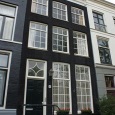 Pand met gevel onder rechte lijst met consoles