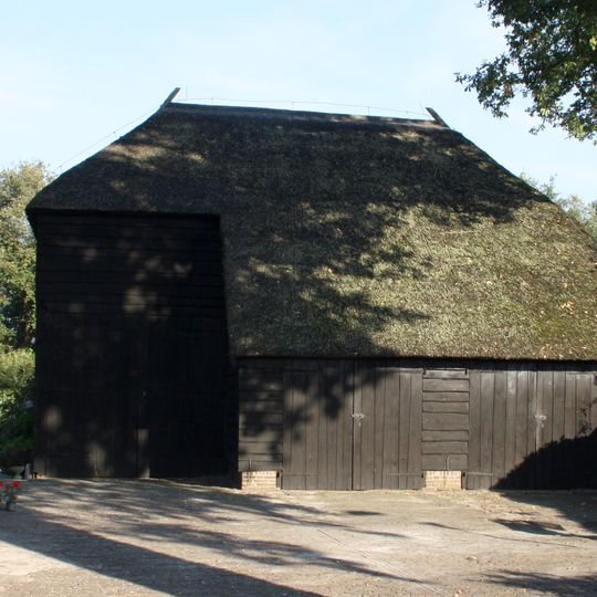 Hallenhuisboerderij in ambachtelijk-traditionele stijl, schuur
