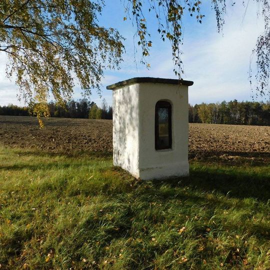 Kaplička u silnice severozápadně od Sněti