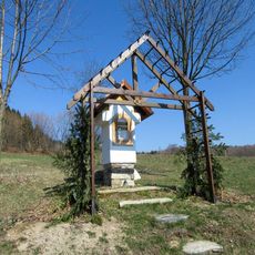 Kaplička severně od Janoušova na rozcestí