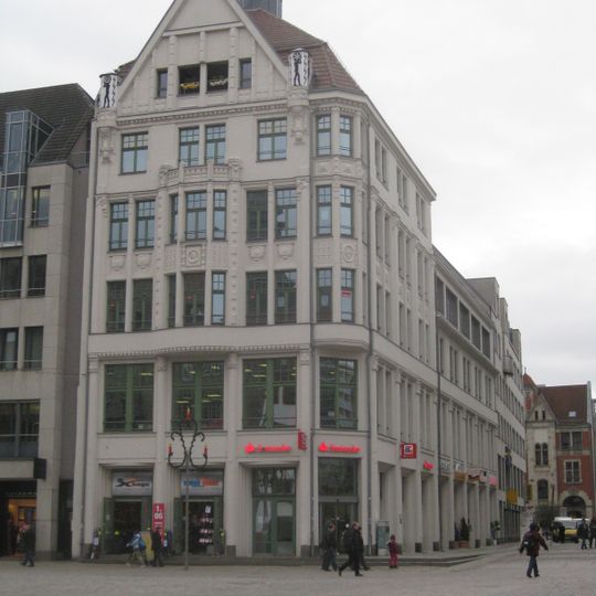 Büro- und Geschäftshaus in Ecklage Markt 4