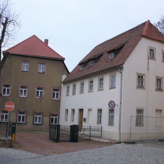 Wohnhaus in geschlossener Bebauung mit Stützmauer Gustav-Wolf-Straße 6