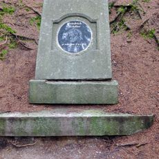 Pomník Friedricha Schillera u lesní cesty na severním okraji Kraslic