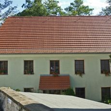 Ländliches Wohnhaus in offener Bebauung Schloßstraße 9