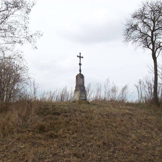 Kříž severně od Tatiné na svahu