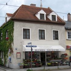 Zweigeschossiges Eckhaus