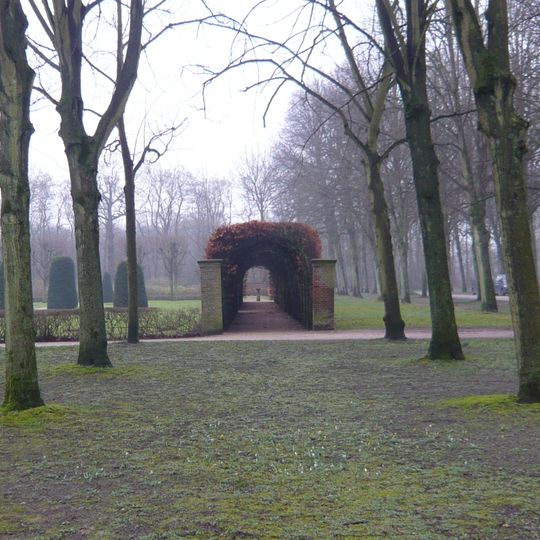 Beeckestijn, paar hekpijlers nabij de gereconstrueerde rozentuin