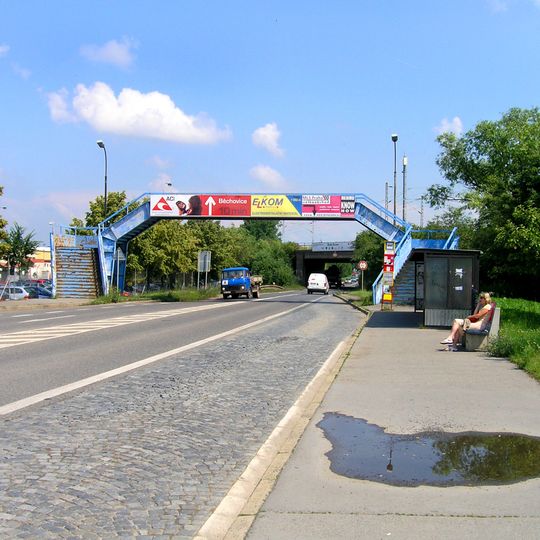 Lávka přes Českobrodskou ulici u Laktosu Kyje