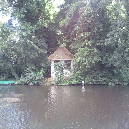 Houten theekoepel aan het water gelegen