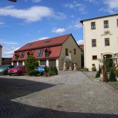 Gasthof „Zur Sonne“ mit Ausspanne, mit allen den Hof umfangenden Bauten einschließlich der inneren Bauten und des Torbogens: Gasthaus, Nebengebäude mit Stall, Remisen- und Stallgebäude, südliches Fachwerknebengebäude mit Schuppen sowie zwei