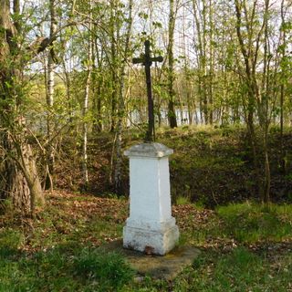 Kříž v Jesenici u rybníka Dolní Fikač