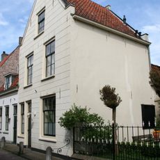 In het pand of op de grens van het erf bevindende stadsmuur(resten)