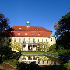 Sachgesamtheit Schweinsburg mit folgenden Einzeldenkmalen: Schloss (Anschrift: Hauptstraße 147/149, siehe auch Einzeldenkmaldokument - Obj. 09243551), Herrenhaus des Rittergutes (Anschrift: Hauptstraße 155) mit Speicher und Taubenturm (siehe auch E