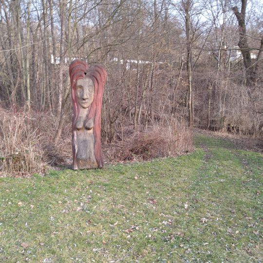 Socha ženy u hřiště ve Vidově