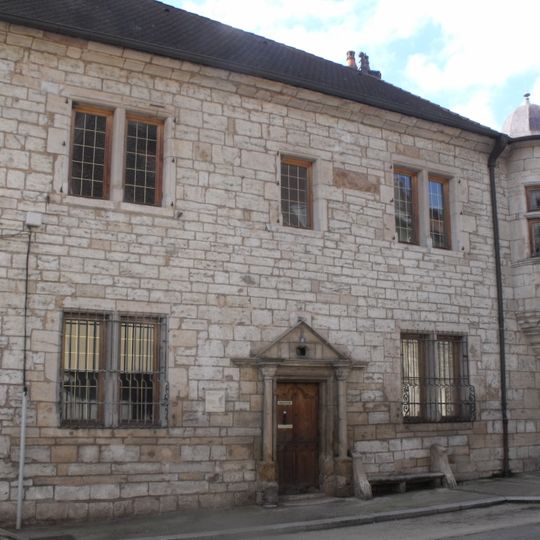 Maison à tourelle