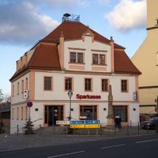 Wohnhaus in offener Bebauung, mit seitlicher Einfriedungsmauer und Torbogen Markt 2