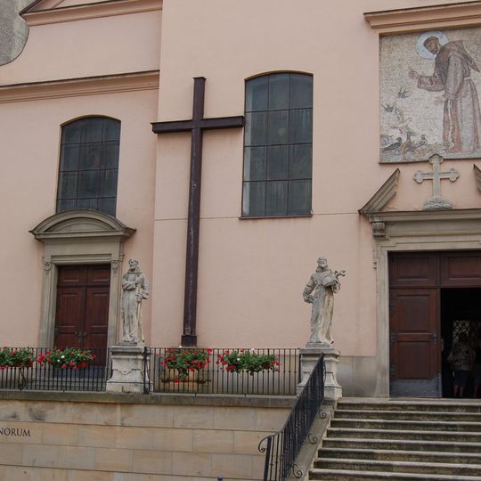 Kříž u kostela na Kapucínském náměstí