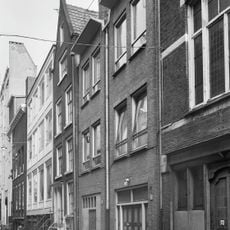 Pand met gevel goede roedenverdeling