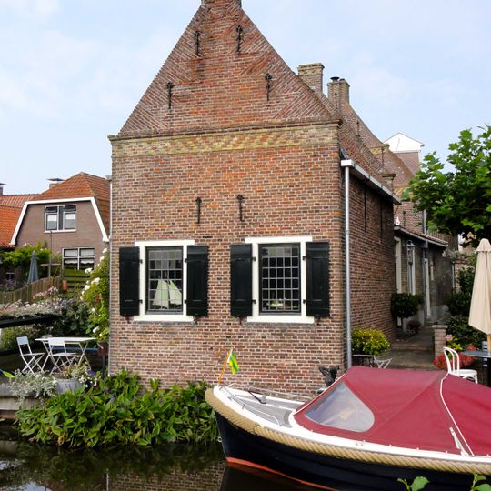 Tot woning ingericht zomerhuis met puntgevels met fries