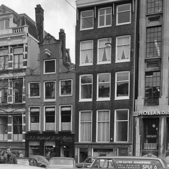 Pand met gevel onder rechte lijst