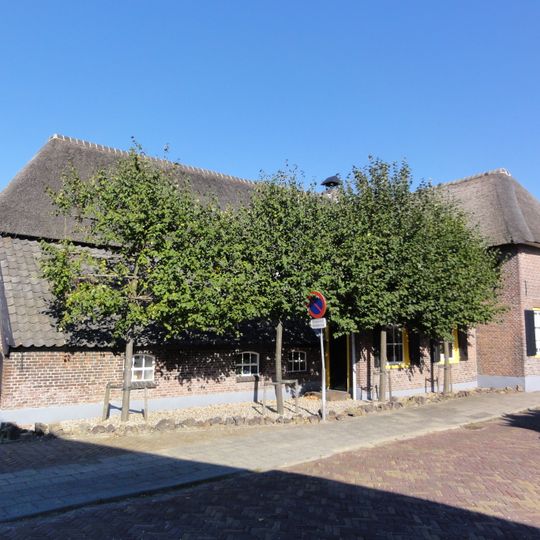 Boerderij op T-vormige plattegrond met dwars woonhuis onder rieten schilddak