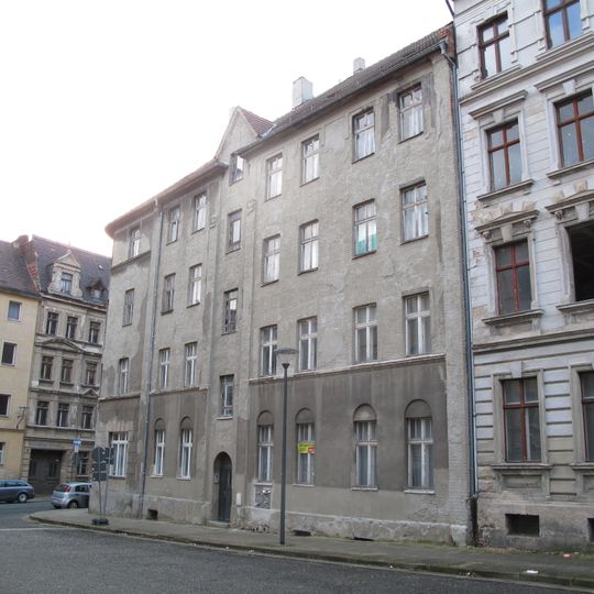Mietshaus mit Laden in geschlossener Bebauung, Eckhaus Gobbinstraße 1