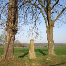 Kříž západně od Mirošova u rozcestí