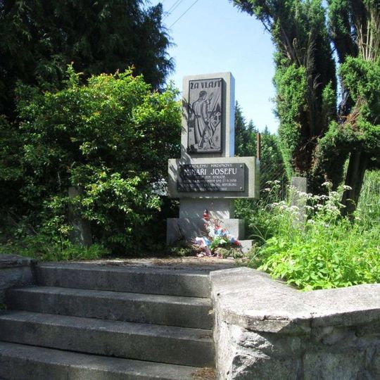 Památník západně od Broumova