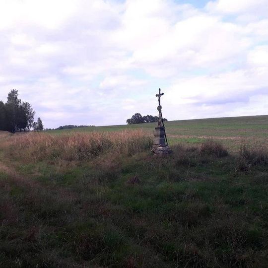 Kříž jihozápadně od Chotěmic u lesa