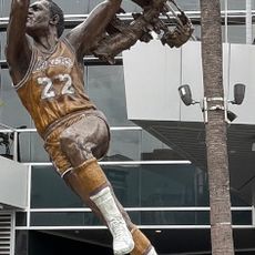 Statue of Elgin Baylor