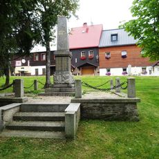 Pomník padlým na náměstí v Božím Daru