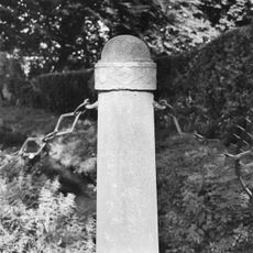 Bijdorp: toegangdam met hek en schamppalen