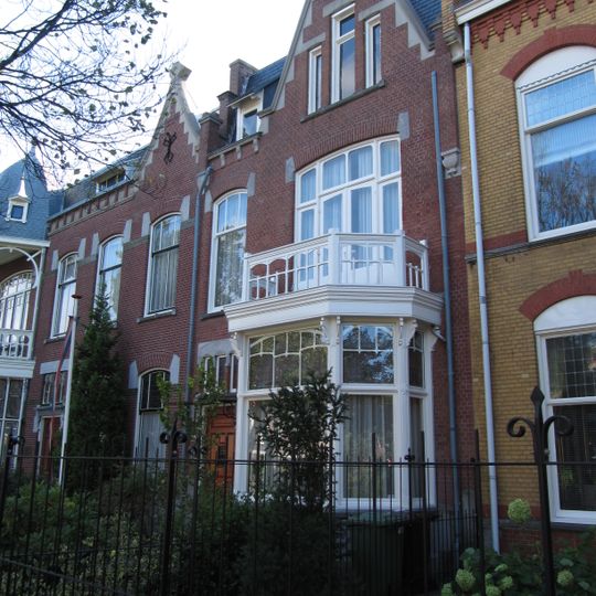 Leeuwendaal: woonhuis in Overgangsarchitectuur met invloeden uit Jugendstil en chaletstijl