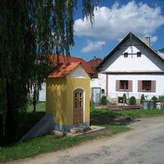 Kaplička v Cetorazi u rybníku