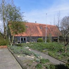 Zwart geteerde houten tabaksschuur