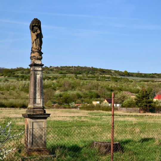 Mariánský sloup u silnice západně od Stranné