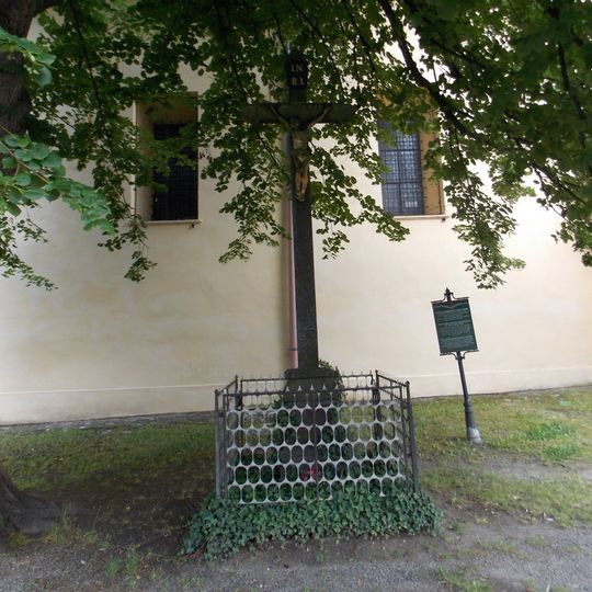 Kříž u kostela Nanebevzetí Panny Marie v Netolicích