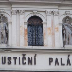 Sochy ve štítě Justičního paláce na náměstí Kinských